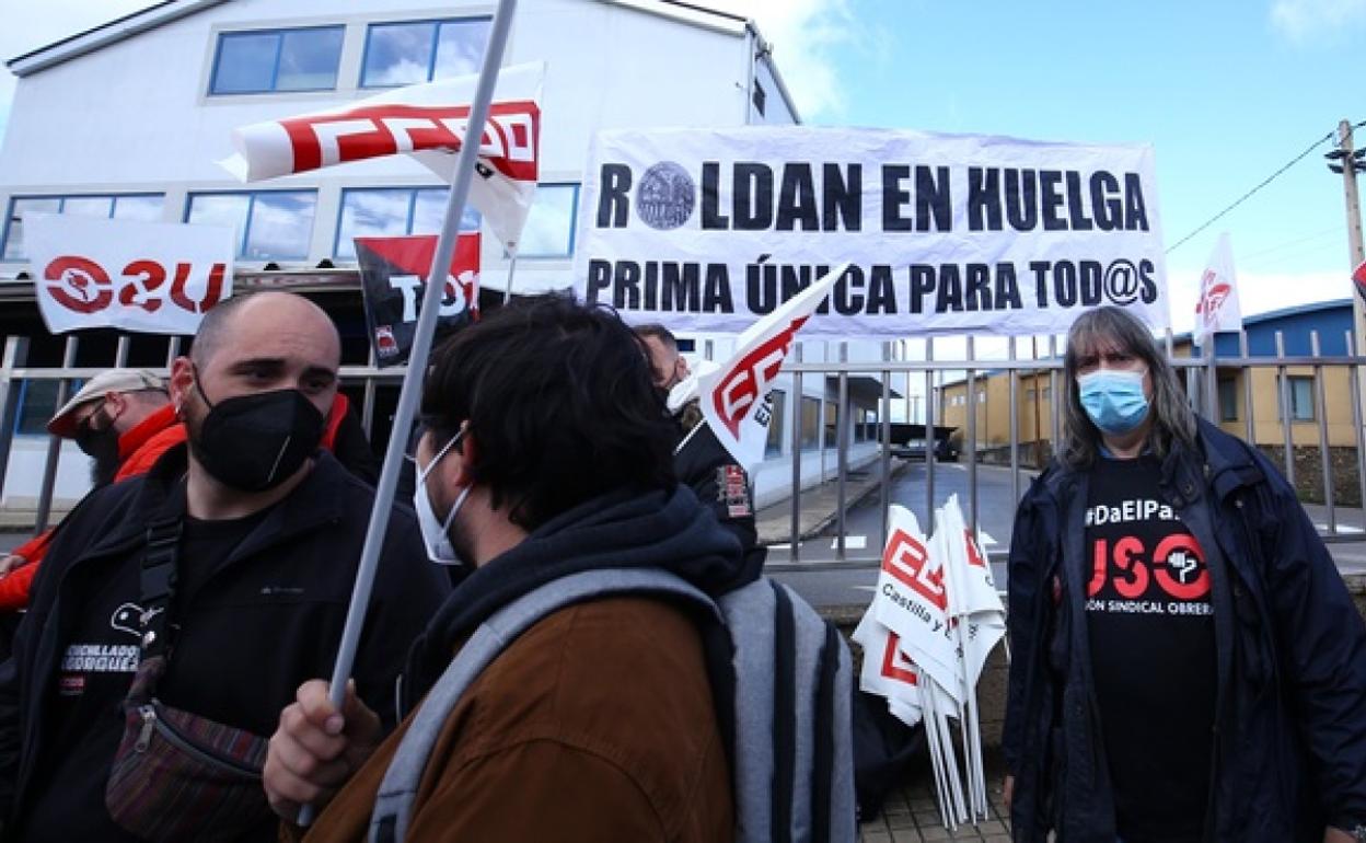 Los Trabajadores De Aceros Rold N Rechazan En Una Asamblea Improvisada