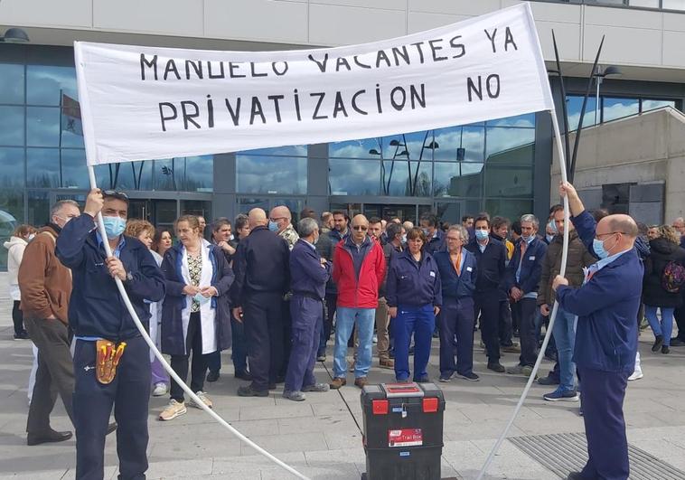 El personal de mantenimiento defiende los servicios públicos frente al hospital de Salamanca