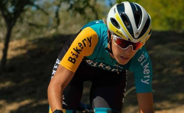 Una marcha ciclista homenajea a Estela Domínguez con flores en el lugar de su muerte