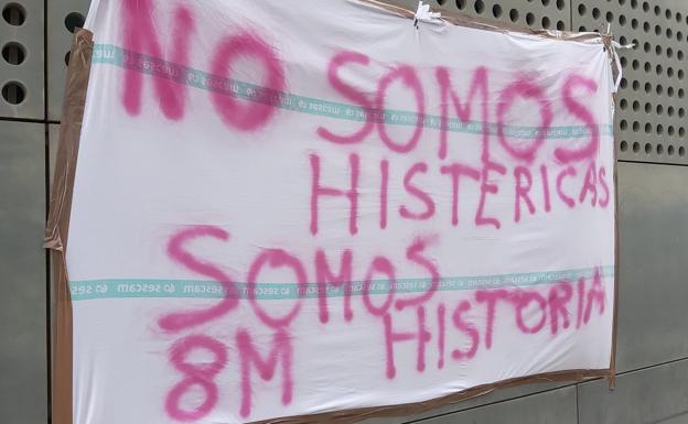 El Hospital de Salamanca retira las pancartas que conmemoran el 8M