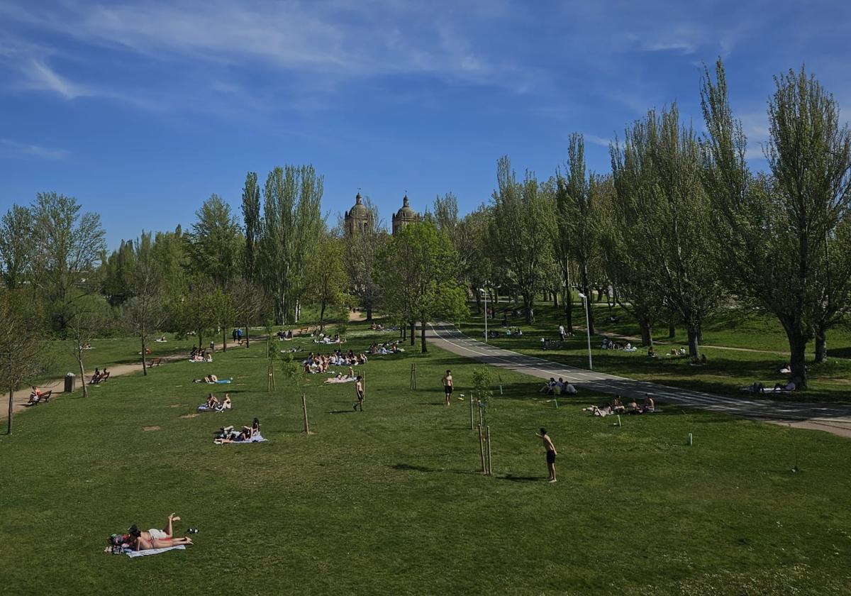 El Primer S Bado Plenamente Primaveral Llena La Ribera Del Tormes De