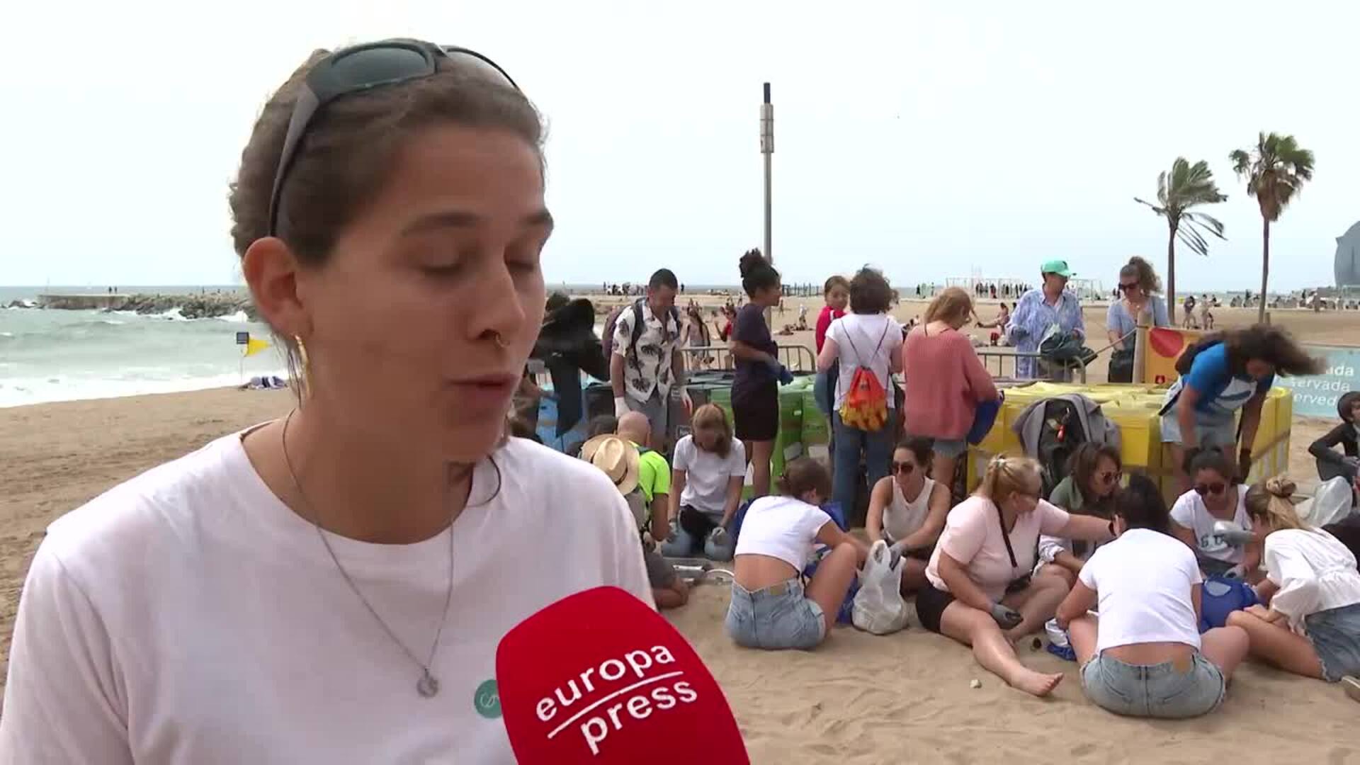 338 Voluntarios Recogen 230kg De Residuos En Las Playas De Barcelona