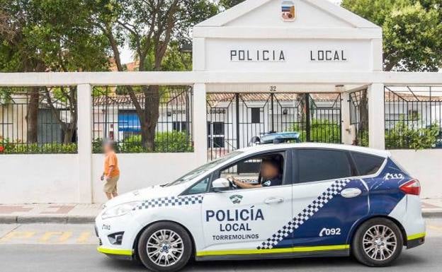 18-year-old arrested in Torremolinos for threatening a shop assistant with gun after stealing a case of drinks