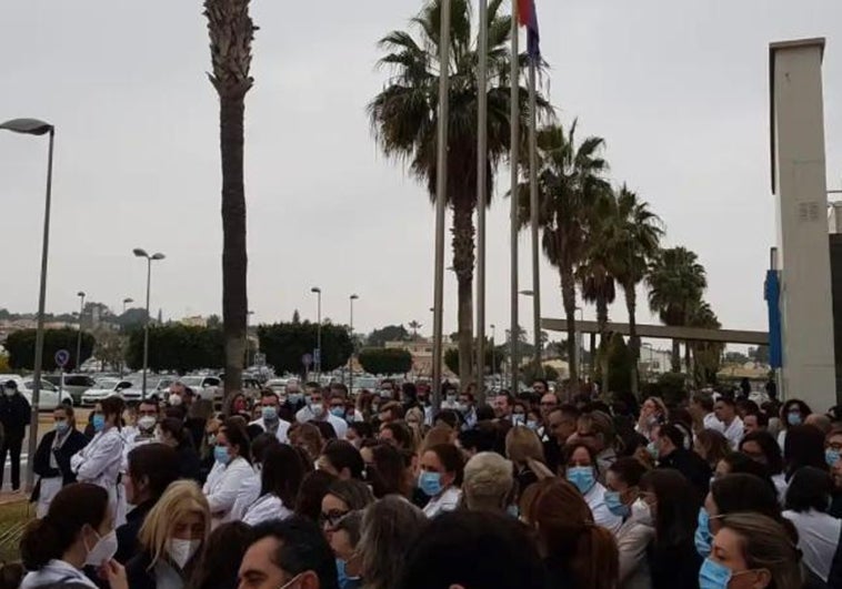 Sanidad cede a la presión y retira la impugnación del convenio del Hospital de Torrevieja
