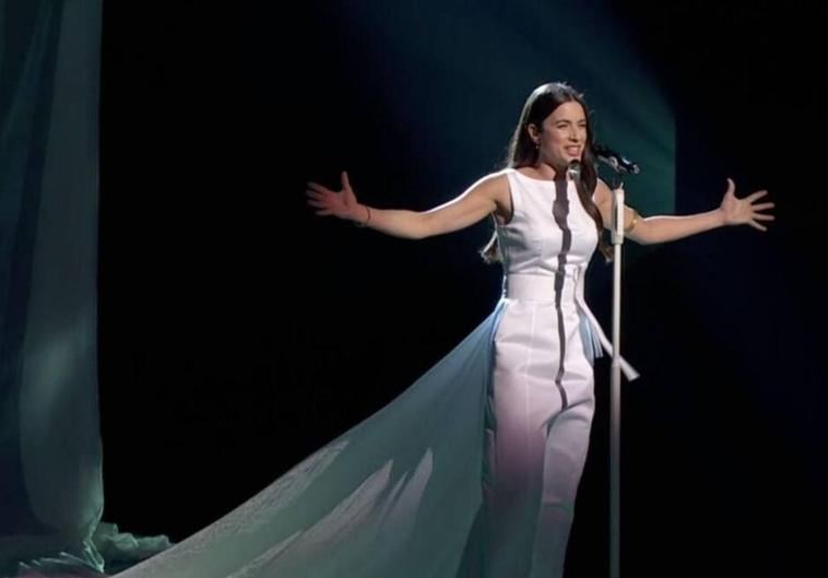 Velas, telas y sillas: el nuevo videoclip de Blanca Paloma para Eurovisión