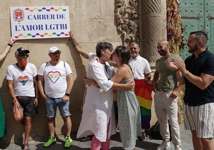 Un Beso Entre Dos Ex Concejales De Alicante Para Apoyar Al Colectivo