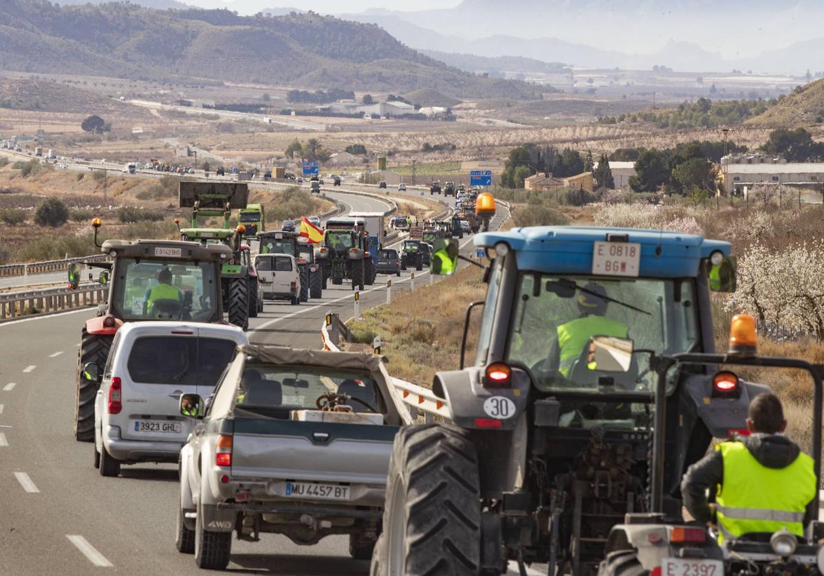 Los agricultores desoyen al TSJ ante la prohibición de la tractorada de