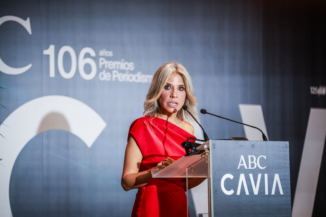 La escritora y periodista Karina Sainz Borgo pronuncia su discurso de aceptación del Premio Mariano de Cavia