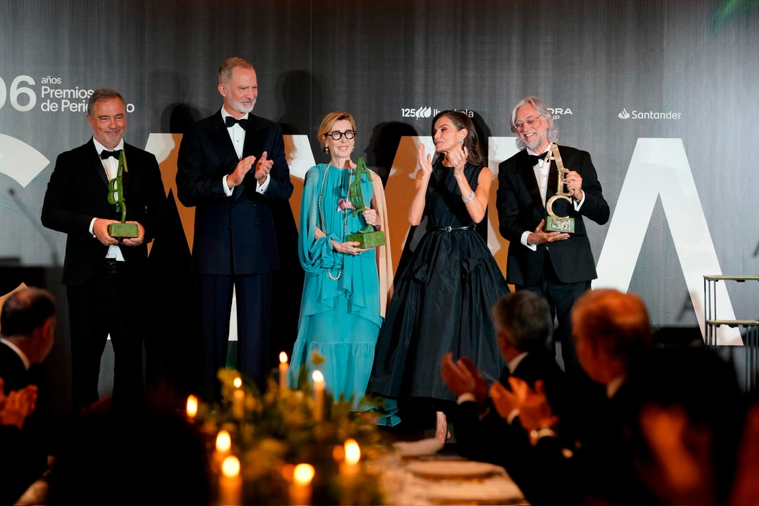 Lluís Amiguet, Ima Sanchís y Víctor-M. Amela posan con el premio Luca de Tena, entregado por los Reyes