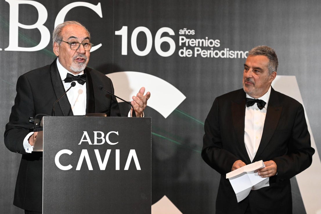 José María Gallego habla desde la tribuna ante la mirada de su compañero Julio Rey , al recibir el Premio Mingote