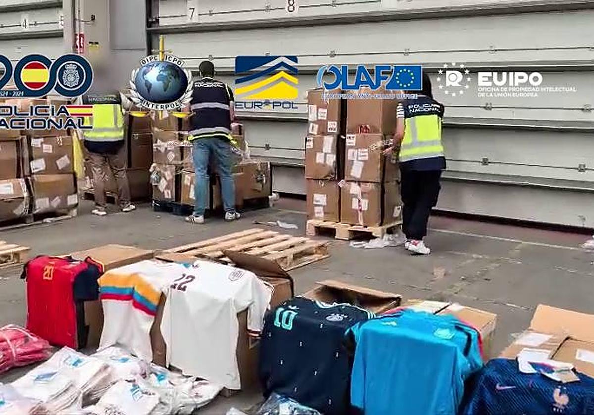Golpe a la falsificación de camisetas en pleno Mundial: intervenidas más de 66.000 camisetas y 95 detenidos