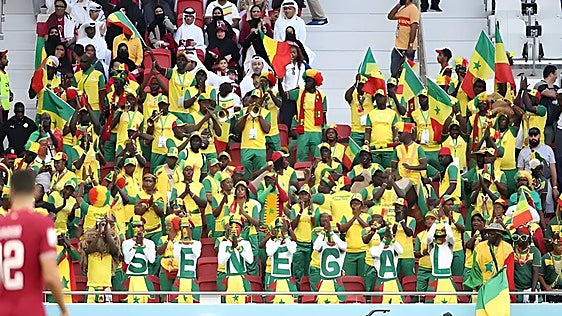 Una tarde con las mejores aficiones: del luto senegalés al júbilo noruego