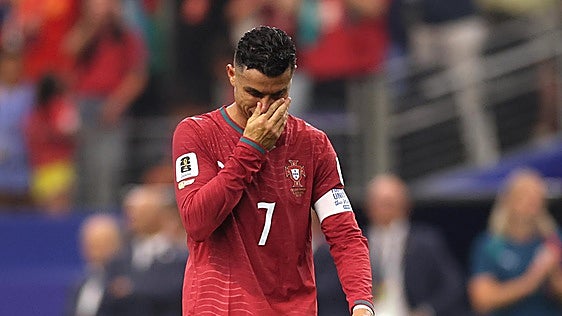 Cristiano, más rémora que amenaza, se marcha del Mundial llorando