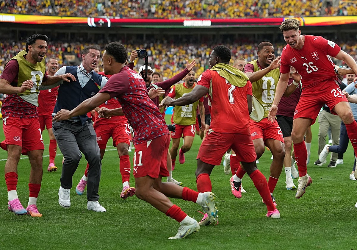 La selección de Suiza, celebrando el pase a cuartos tras eliminar a Colombia en octavos
