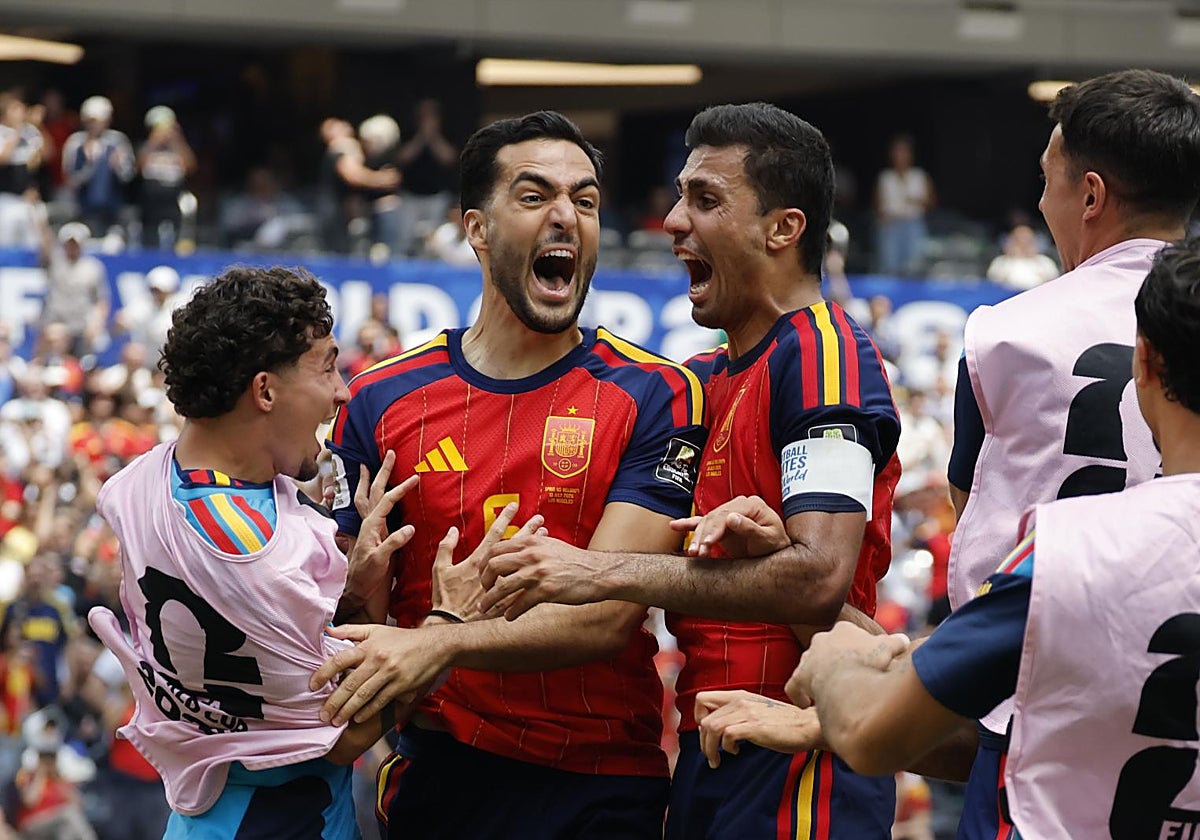 Los jugadores españoles celebran el gol de Merino