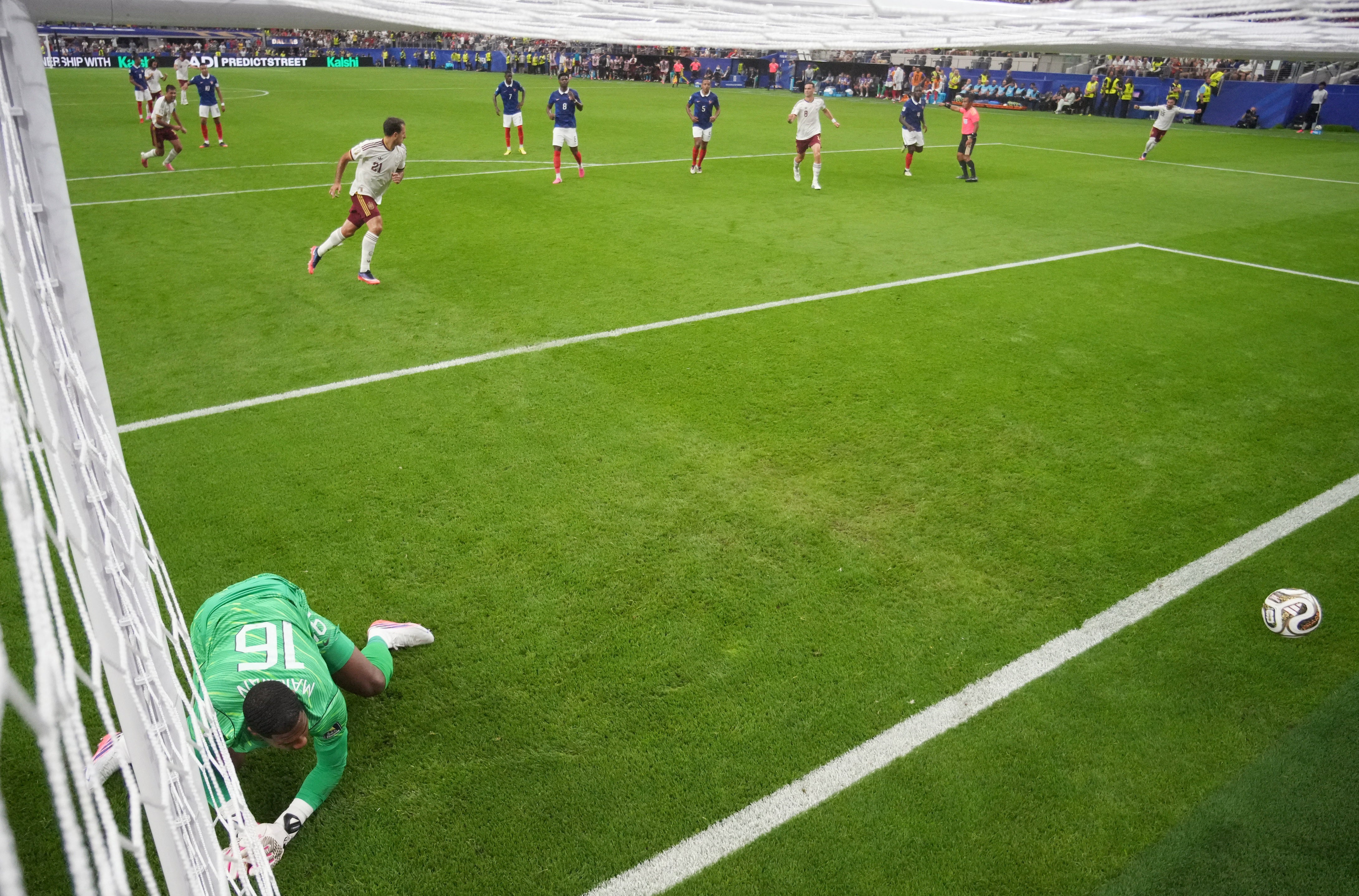 Falta de Digne sobre Yamal y penalti marcado por Oyarzabal