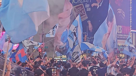 Argentina se adelanta en la previa: impresionante 'banderazo' en Times Square