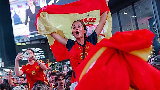 Una celebración multicultural en Times Square por la victoria de España en el mundial