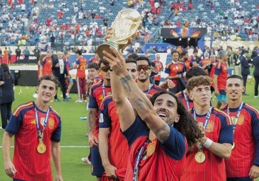 Cucurella levantó la Copa del Mundo y tendrá que cumplir su mediática promesa