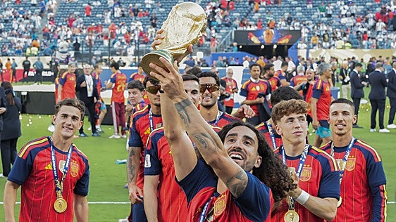 Las locas promesas pendientes de los campeones: de tatuarse a De la Fuente a los cambios de 'look'