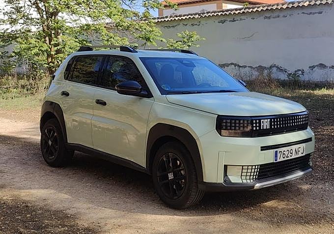 Con solo 3,99 metros de longitud y una marcada silueta en forma de cuña, los laterales rinden homenaje a las líneas robustas y rectilíneas del Panda original de 1980