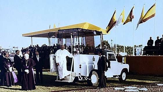 La historia del papamóvil español que dio la vuelta al mundo