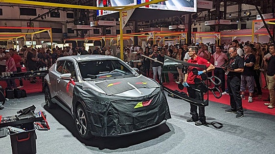 Un extremeño compite por la gloria en el campeonato mundial de cristalería del automóvil