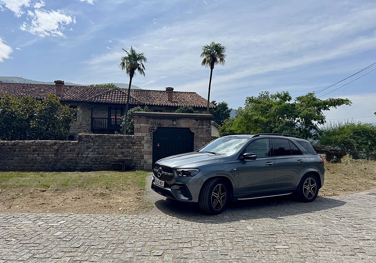 El Mercedes-Benz GLE 400e junto a una de las casonas medievales de Sopeña en el Valle de Cabuérniga
