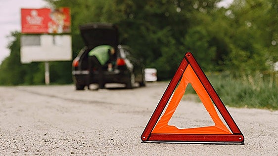 Los peligros de parar el coche en el arcén este verano