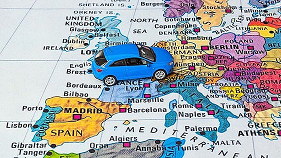 Viajar en coche por Europa este verano: ¿sirve la pegatina de la DGT fuera de España?