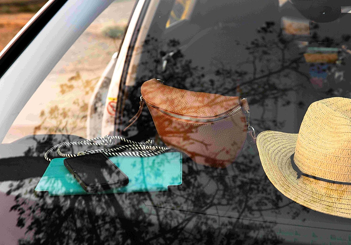 Cuidado con dejar objetos a la vista en el interior del coche