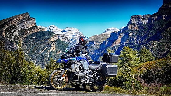 Las carreteras más impresionantes para recorrer en moto este verano