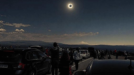 No uses el coche como mirador del eclipse solar: la DGT te puede multar