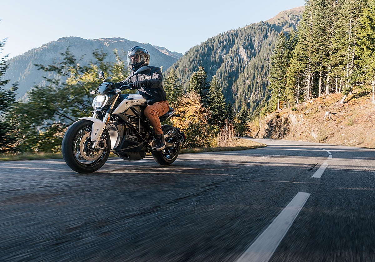 Al manillar de la Zero S 2026, la moto más rápida que se puede conducir con carné de coche