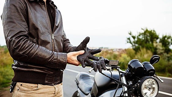 Guantes obligatorios en moto: AMV los incluye sin coste en la cobertura de todas sus pólizas