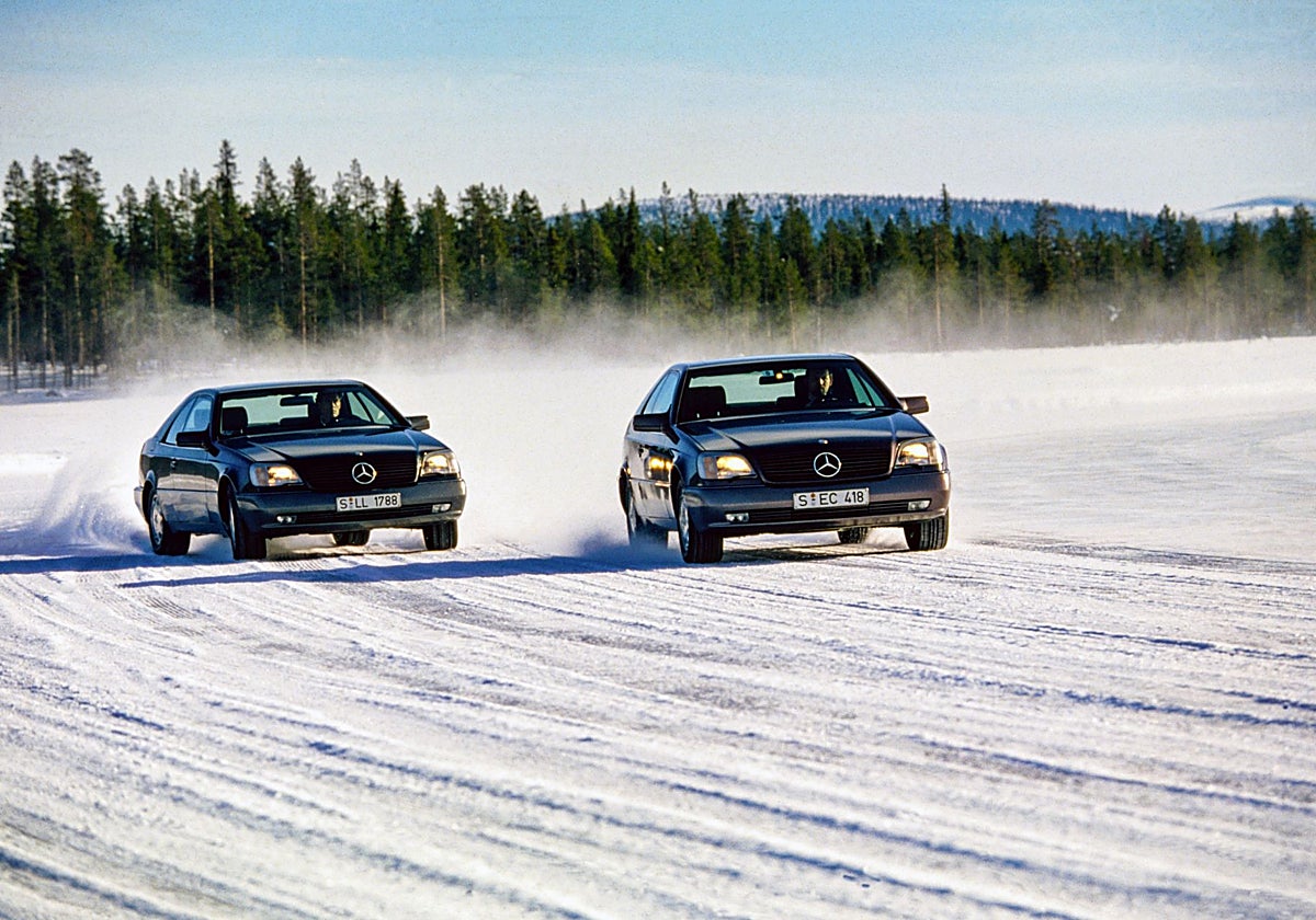 Mercedes-Benz Clase S Coupé de la serie 140 con (derecha) y sin programa electrónico de estabilidad ESP. Fotografía tomada en 1994 durante pruebas en Arjeplog, Suecia
