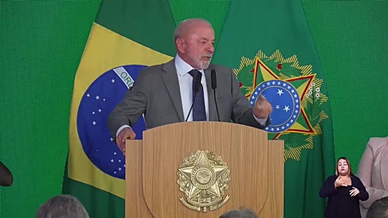 Presidente Lula amplía los créditos para taxistas a dos semanas de las elecciones en Brasil
