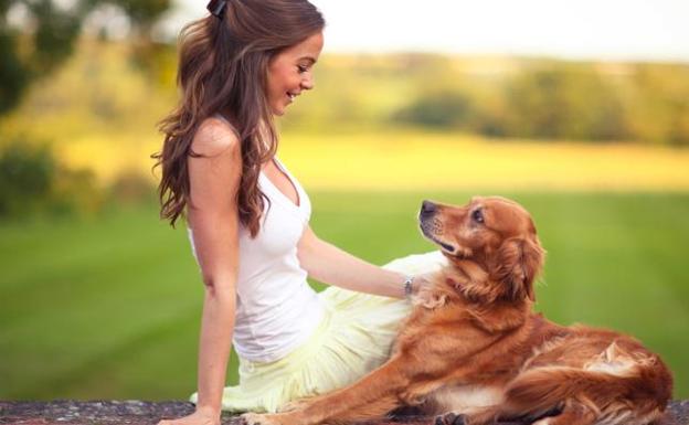 Una mujer con su perro en el parque.