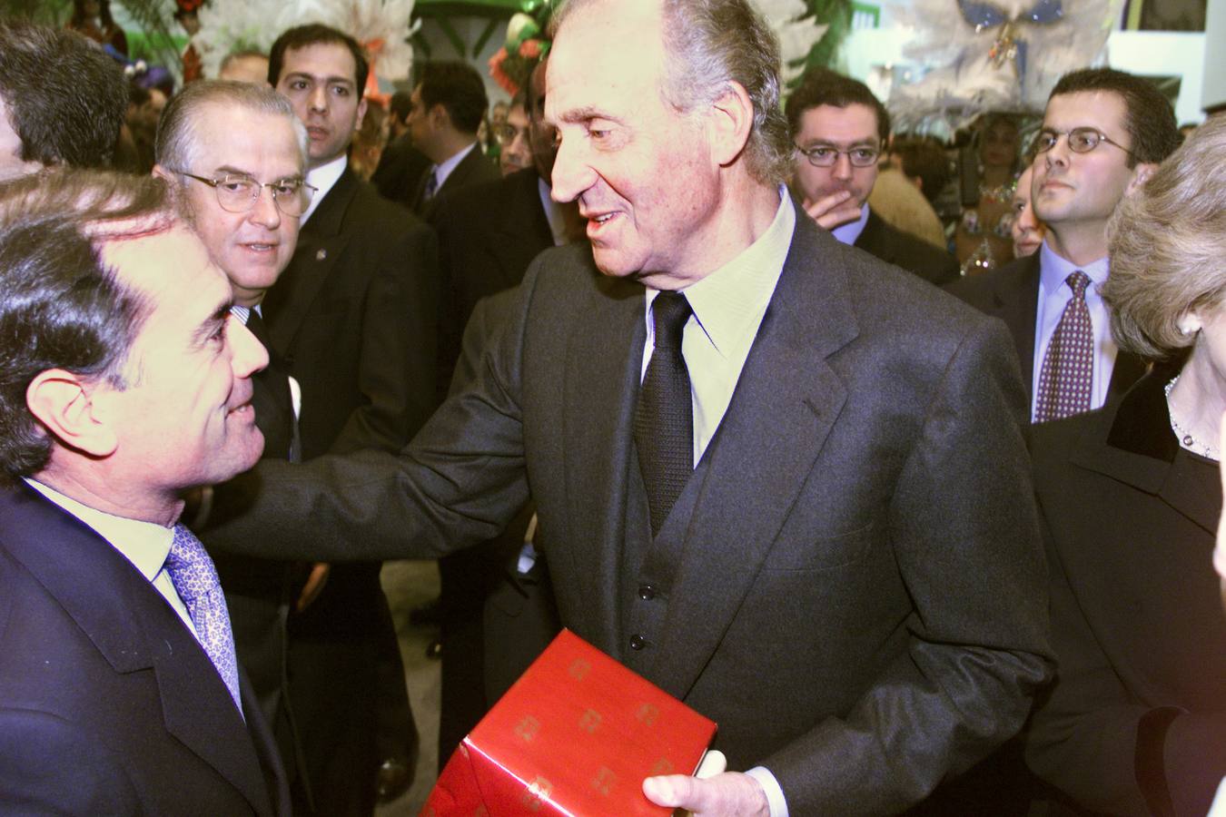 26.01.99 El Rey saluda al consejero de Cultura, Tomás Villanueva durante su breve visita al 'stand' de Castilla y León en Fitur.