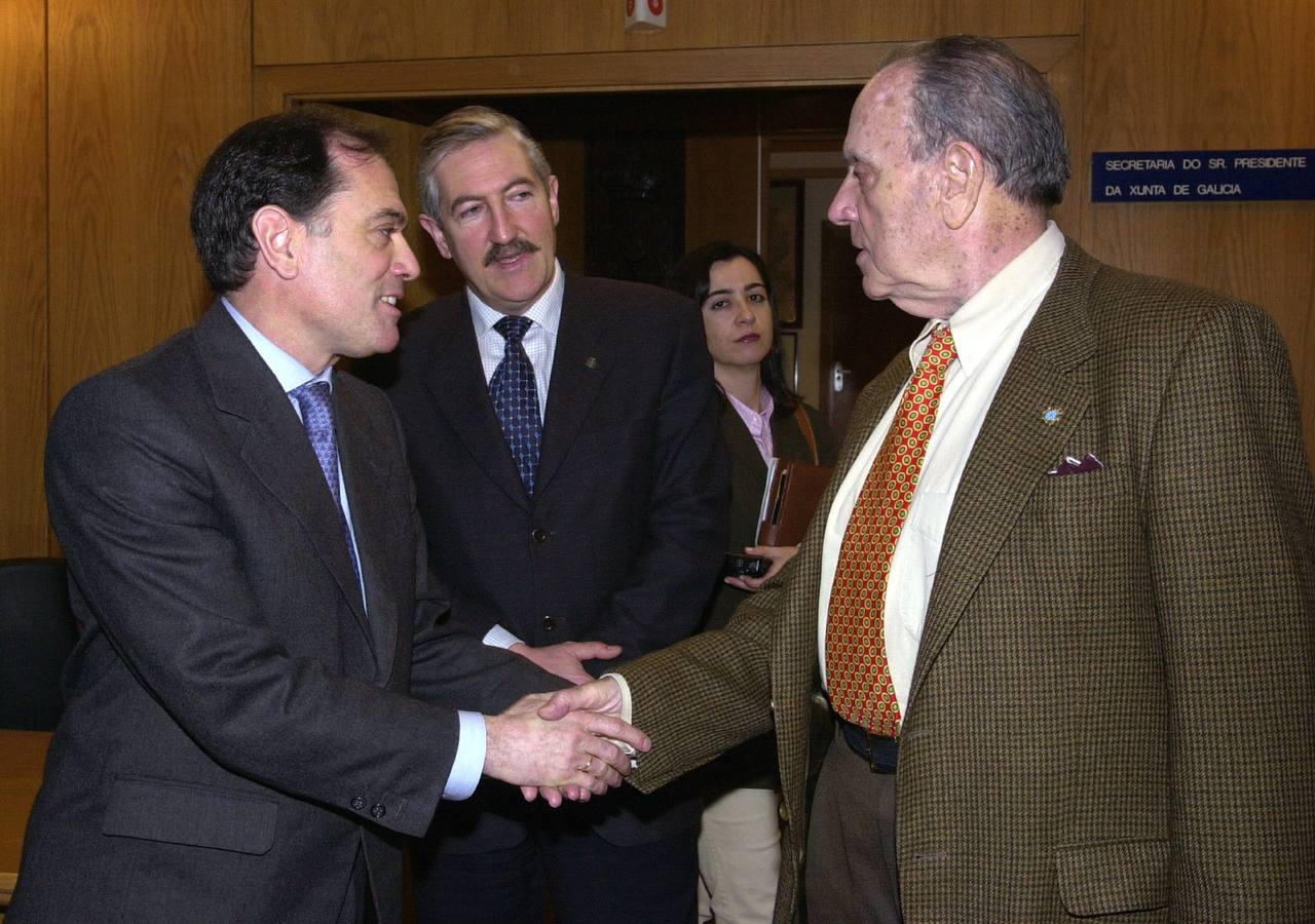 12.05.00 El consejero de Cultura de la Junta de Castilla y León, Tomás Villanueva (i) es recibido por el presidente de la Xunta, Manuel Fraga, en su despacho de San Caetano.