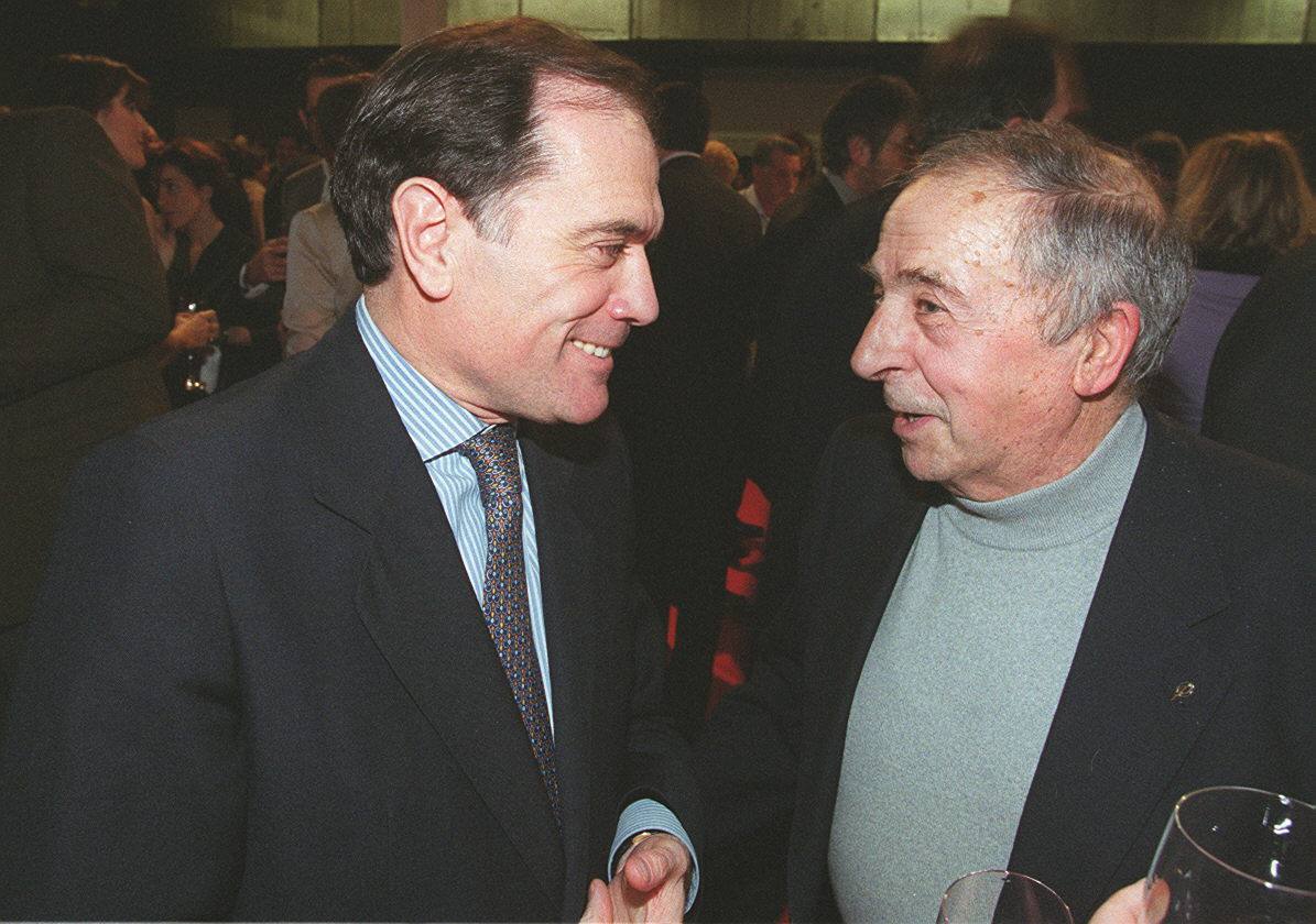 15.12.00 Villanueva y Félix Antonio González durante la sexta edición de los Premios El Norte de Castilla que tuvo lugar en el Salón Rojo de la Feria de Muestras.