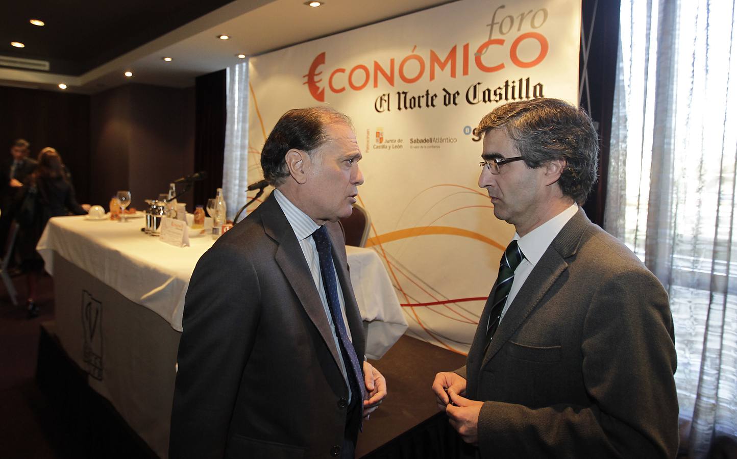 10.11.10 El vicepresidente Tomás Villanueva charla con el jefe de Información de El Norte, Ignacio Foces, al inicio de la sesion del Foro Económico de El Norte de Castilla. 