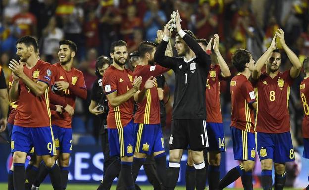 Los jugadores de 'La Roja', tras vencer a Albania. 