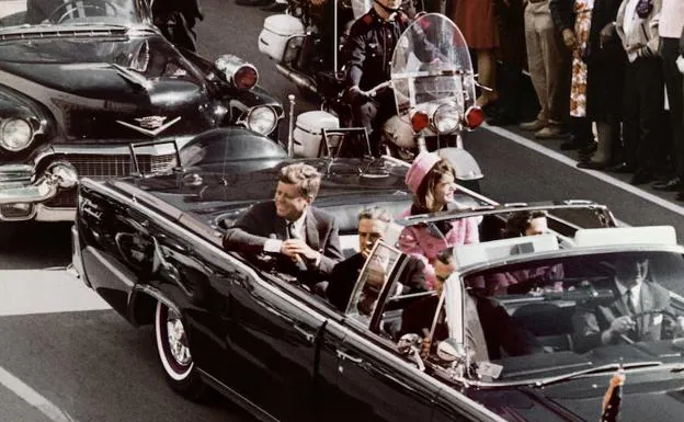 John Fitzgerald Kennedy y su esposa Jacqueline el 22/11/1963 en Dallas. 