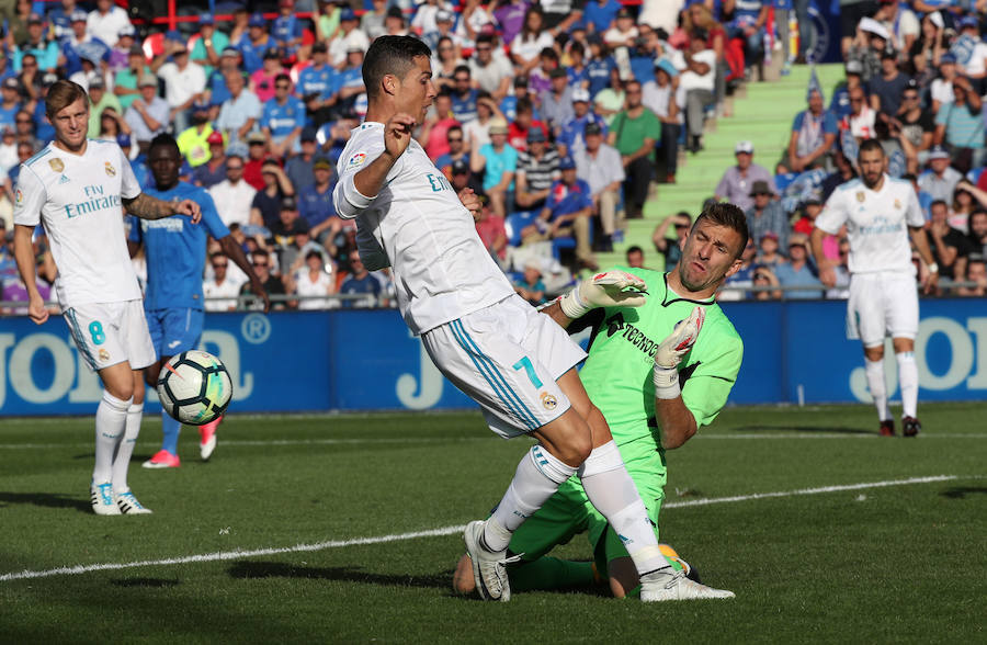 El Real Madrid visita el Coliseum Alfonso Pérez con el objetivo de conseguir una nueva victoria. El cuadro de Zidane suma doce triunfos consecutivos en Liga a domicilio. Una racha que busca frenar el Getafe para conseguir su tercera victoria en su regreso a la máxima categoría.