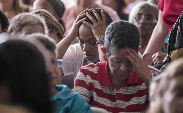 Simpatizantes de la oposición venezolana muestran su decepción por los resultados de las elecciones regionales del domingo.