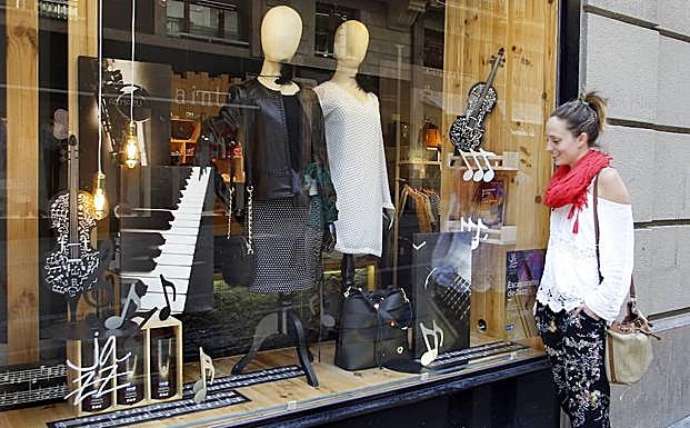 Una mujer mira un escaparate.