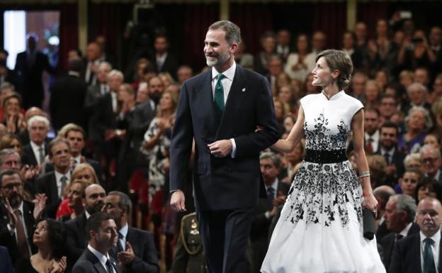 Los Reyes reciben la ovación de los asistentes a la ceremonia de entrega de los Princesa de Asturias.