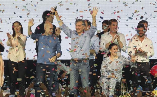 Macri, en el centro con las manos en alto, celebra su triunfo. 