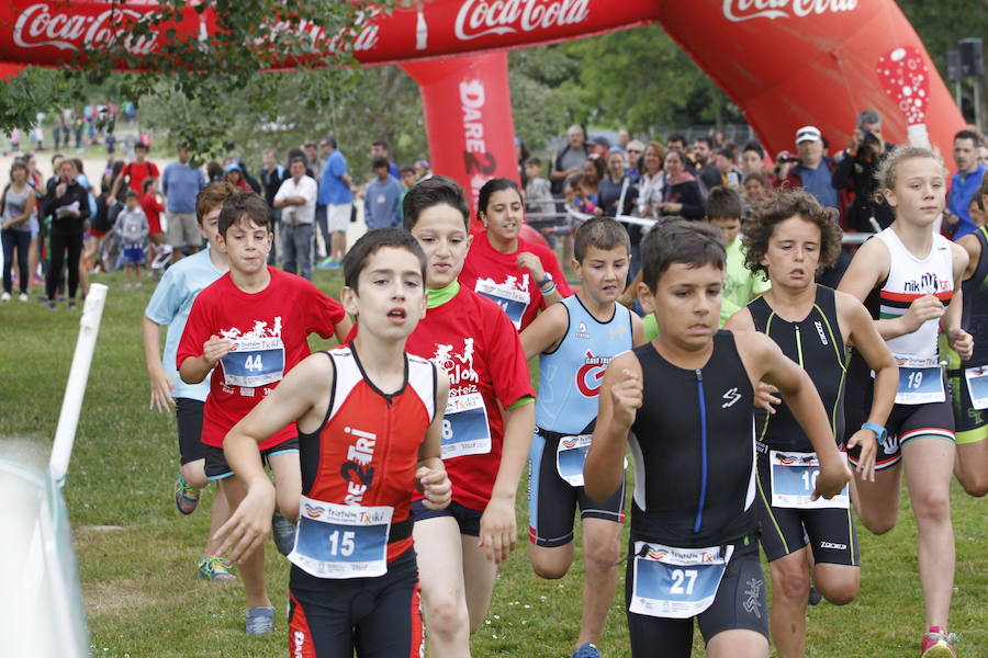 Niños participando en una prueba deportiva.